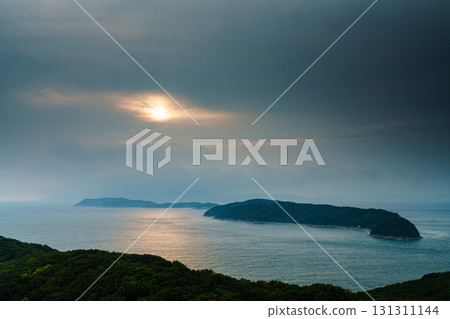 和歌山縣紀伊海峽的秋日黃昏～透過雲層的夕陽⑤ 131311144