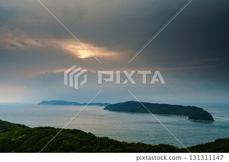 和歌山縣紀伊海峽的秋日黃昏～透過雲層的夕陽⑦ 131311147