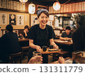 拿著烤雞肉串的開朗居酒屋女店員：店內熱鬧的氣氛 131311779