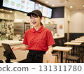 微笑的女性快餐店員工：顧客服務與兼職工作 131311780
