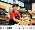 微笑的女性快餐店員工：顧客服務與兼職工作 131311781