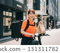 微笑的女性送貨員送貨：城市食品服務 131311782