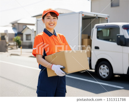 運送行李的快遞公司女員工微笑：愉快的送貨服務 131311786