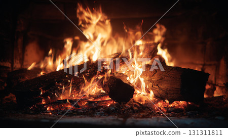 橙色背景材料與美麗的閃爍和閃耀的火焰 131311811