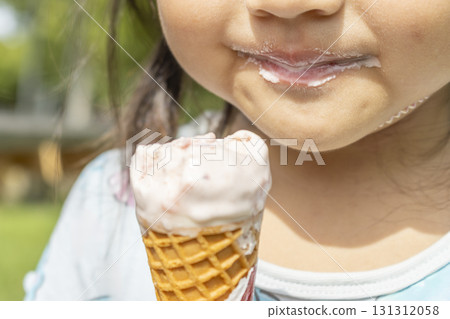 A girl eating ice cream (Japanese, 5 years old, outdoors) 131312058