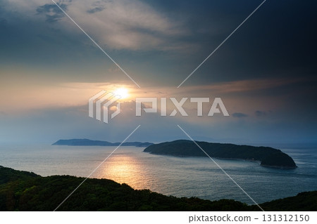 和歌山縣紀伊海峽的秋日黃昏～透過雲層的夕陽映照下的海面③ 131312150