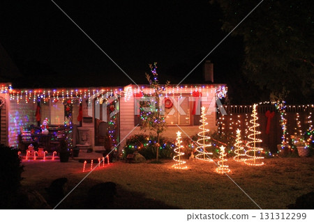 美國加州聖卡洛斯華麗的聖誕燈飾 131312299