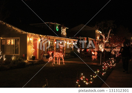 美國加州聖卡洛斯華麗的聖誕燈飾 131312301