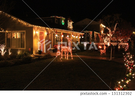 美國加州聖卡洛斯華麗的聖誕燈飾 131312302