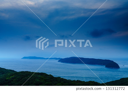 和歌山縣紀伊海峽的秋日傍晚景色。天空漸漸暗下來,像面紗一樣覆蓋著深藍色的雲朵。 和歌山縣紀伊海峽的秋日傍晚景色。天空漸漸暗下來,像面紗一樣覆蓋著深藍色的雲朵。 131312772