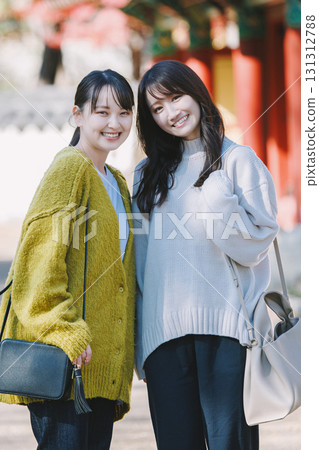 享受觀光的兩個婦女 享受觀光的兩個婦女 131312788