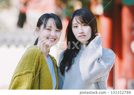 享受觀光的兩個婦女 享受觀光的兩個婦女 131312789