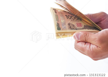 一名男子正在數日元 一名男子正在數日元 131313122