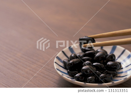 煮黑豆。 煮黑豆。 131313351