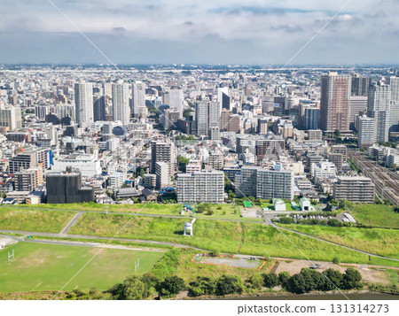 從埼玉縣荒川河床鳥瞰川口市中心 從埼玉縣荒川河床鳥瞰川口市中心 131314273