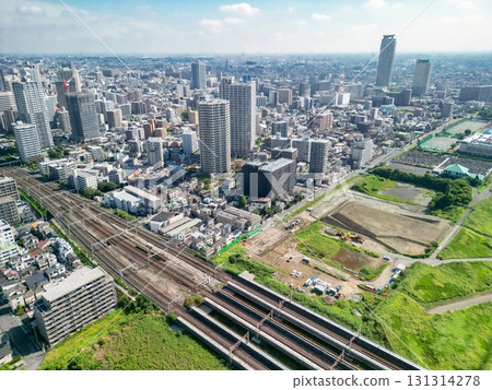 從埼玉縣荒川河床鳥瞰川口市中心 從埼玉縣荒川河床鳥瞰川口市中心 131314278
