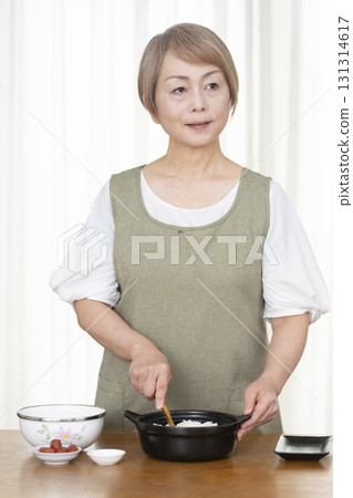 廚房裡做菜團的老年婦女 131314617