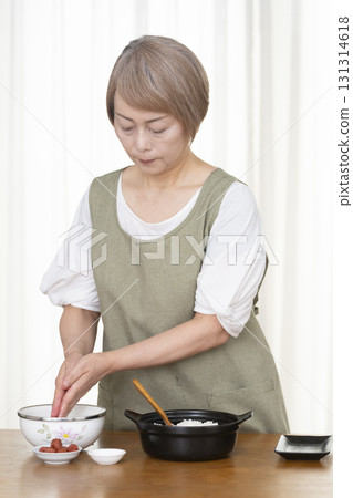 廚房裡做菜團的老年婦女 廚房裡做菜團的老年婦女 131314618
