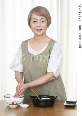 廚房裡做菜團的老年婦女 131314619