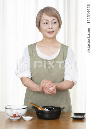 廚房裡做菜團的老年婦女 131314628