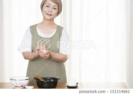 廚房裡做菜團的老年婦女 廚房裡做菜團的老年婦女 131314662