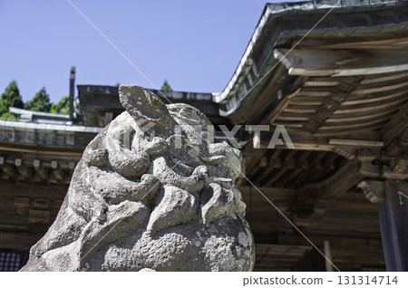 - The beauty of the quietly standing guardian lions and shrine - The beauty of the quietly standing guardian lions and shrine 131314714