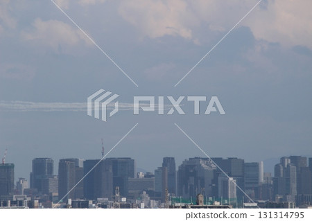 世博會上的大阪建築和藍色衝擊波航班 世博會上的大阪建築和藍色衝擊波航班 131314795