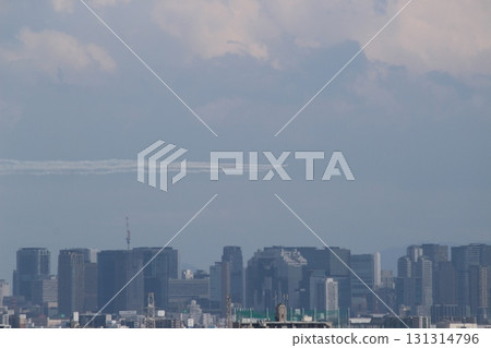 世博會上的大阪建築和藍色衝擊波航班 世博會上的大阪建築和藍色衝擊波航班 131314796