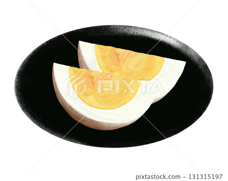 2個煮熟的蛋切成楔形，放在黑色盤子上 131315197