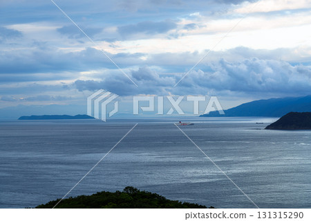 和歌山的中秋節,北淡海峽:在多雲的早晨天空背景下,渡輪駛過中野瀨戶 和歌山的中秋節,北淡海峽:在多雲的早晨天空背景下,渡輪駛過中野瀨戶 131315290
