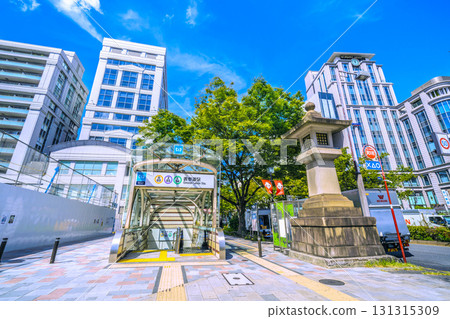 日本東京城市景觀。俯瞰東京表參道的鬱鬱蔥蔥的綠色植物以及錶參道交叉口前的東京地鐵表參道站。 131315309