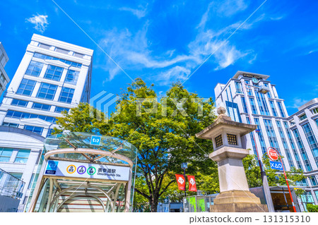 日本東京城市景觀。俯瞰東京表參道的鬱鬱蔥蔥的綠色植物以及錶參道交叉口前的東京地鐵表參道站。 日本東京城市景觀。俯瞰東京表參道的鬱鬱蔥蔥的綠色植物以及錶參道交叉口前的東京地鐵表參道站。 131315310