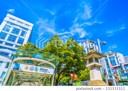 日本東京城市景觀。俯瞰東京表參道的鬱鬱蔥蔥的綠色植物以及錶參道交叉口前的東京地鐵表參道站。 131315311