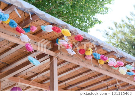 色彩繽紛的紙花裝飾和塔頂為夏日祭典增添色彩 131315463