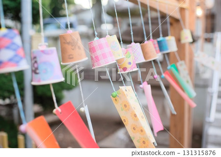 一排色彩繽紛的手工風鈴 131315876