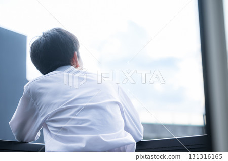 一個男孩仰望天空，思考考試、未來和他的未來 131316165