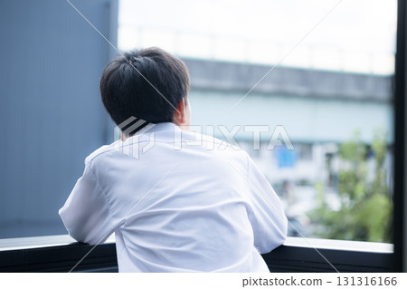 一個男孩仰望天空，思考考試、未來和他的未來 131316166