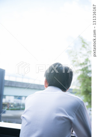 一個男孩仰望天空,思考考試、未來和他的未來 一個男孩仰望天空,思考考試、未來和他的未來 131316167