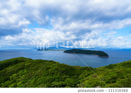 和歌山縣紀伊海峽在朝陽中熠熠生輝。藍天白雲下，沖之島和大海沐浴在朝陽中。 131316368
