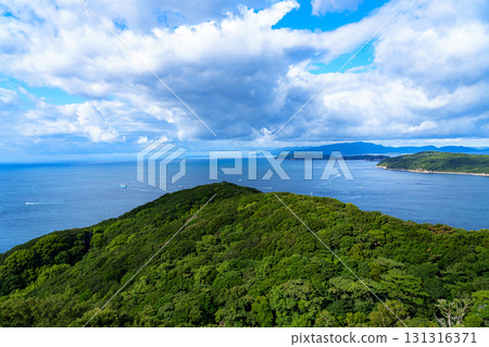 和歌山縣紀伊海峽沐浴在朝陽中。深山沐浴在朝陽和晴朗的天空。 131316371