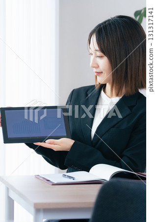 顯示片劑的女商人 131317141