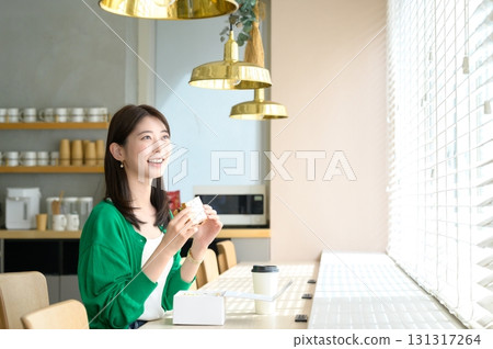 女人在一家咖啡館吃三明治 131317264