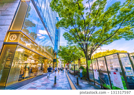 日本東京城市景觀。東京表參道鬱鬱蔥蔥的綠地和吸煙區的景色。 131317597