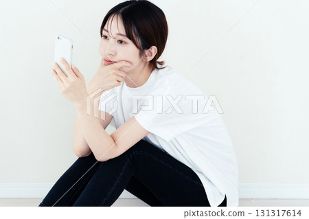 使用智慧型手機的女人 131317614