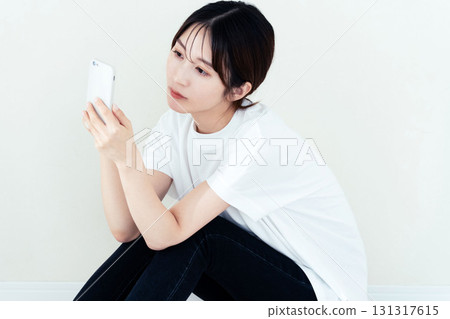 使用智慧型手機的女人 131317615