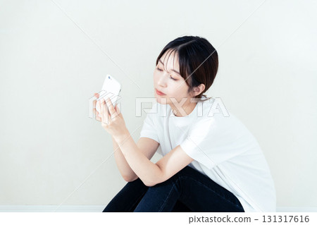 使用智慧型手機的女人 131317616