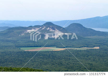 從摩週湖第三展望台眺望的硫磺山 屈斜路湖 131317774