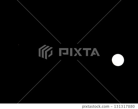 月亮和火星在漆黑的夜空中排成一條直線 131317880