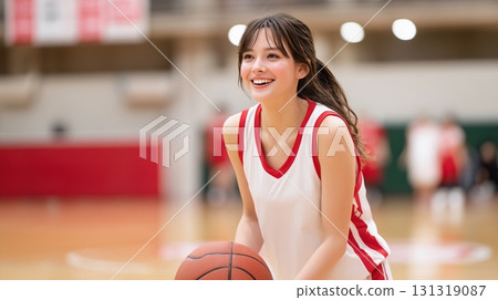 女籃球運動員瞄準投籃 131319087