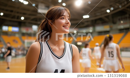 女籃球運動員在球場上微笑 131319088